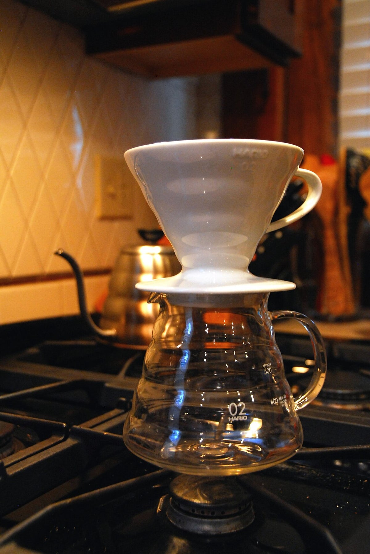 Café V60 preparado con jarra y hervidor