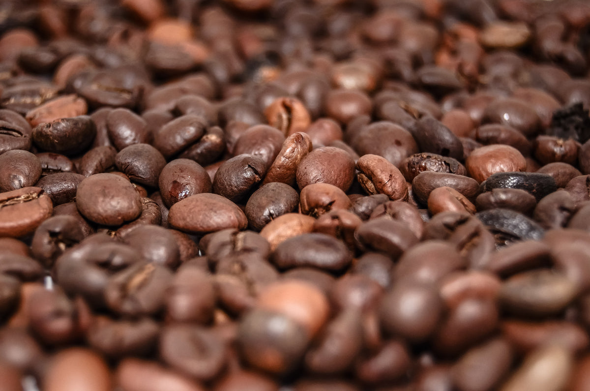 Primer plano de granos de café tostados