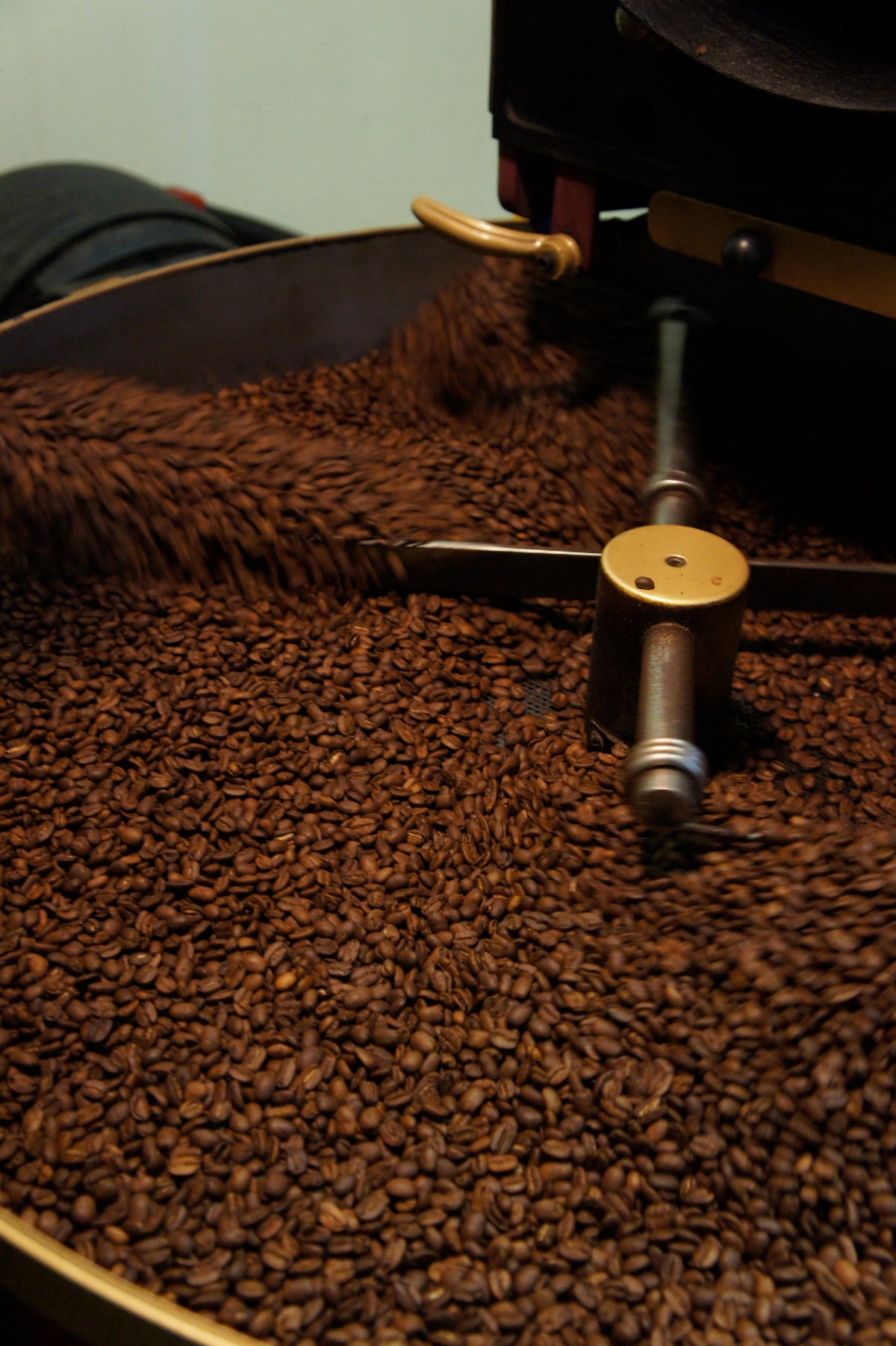 Granos de café tostado enfriándose después del tueste
