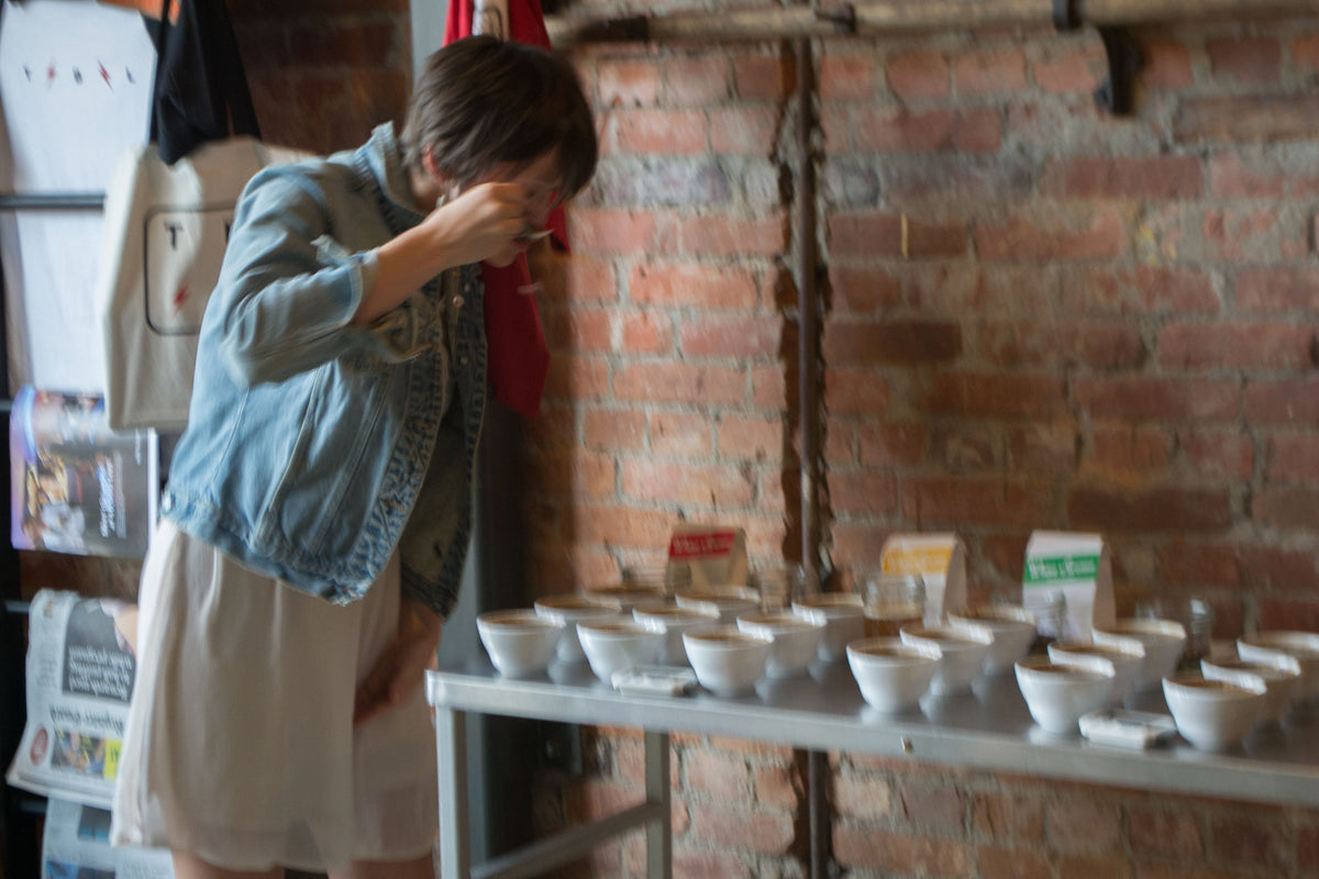 Catadora evaluando distintas muestras de café