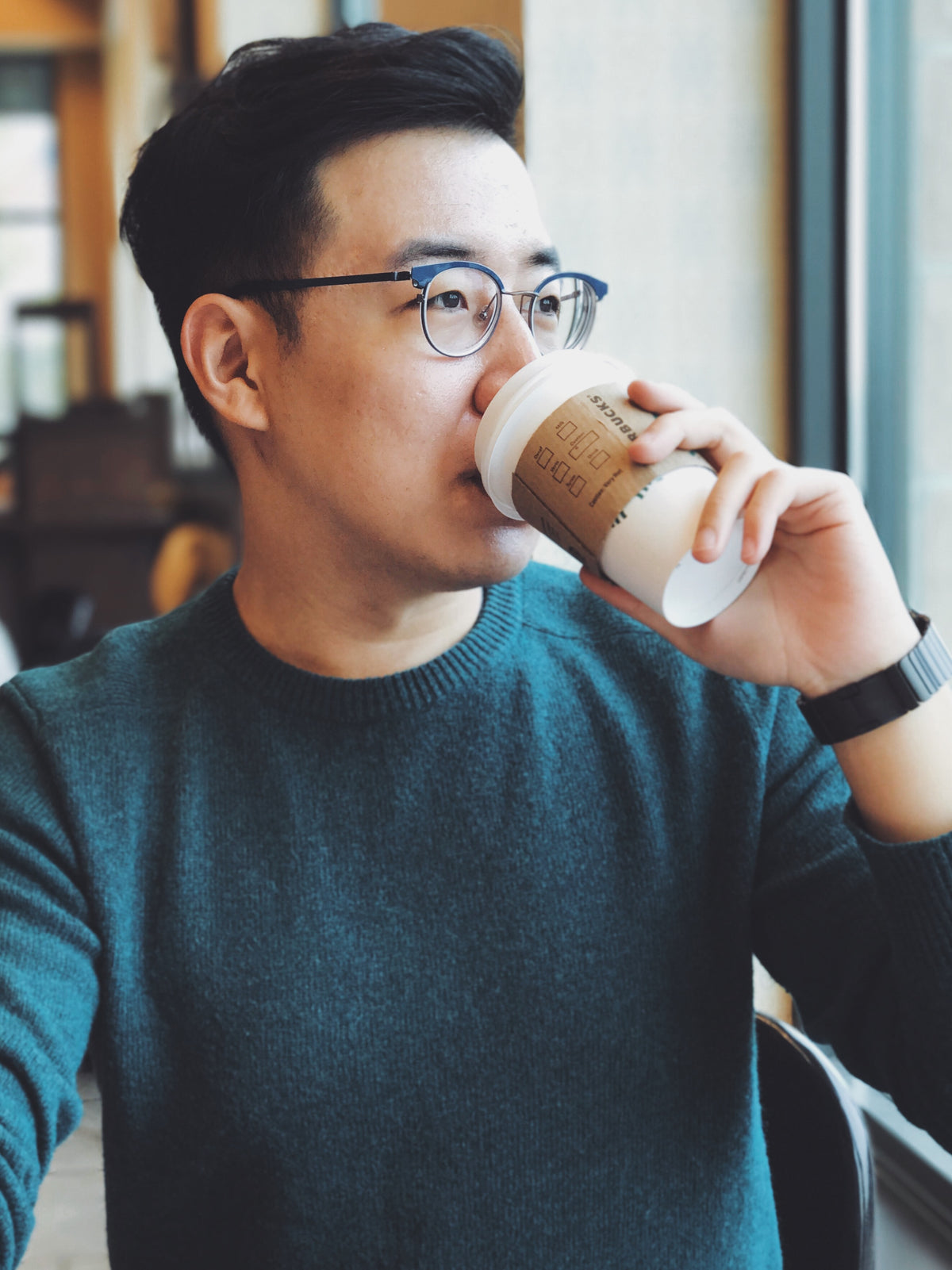 Persona bebiendo café en un momento cotidiano