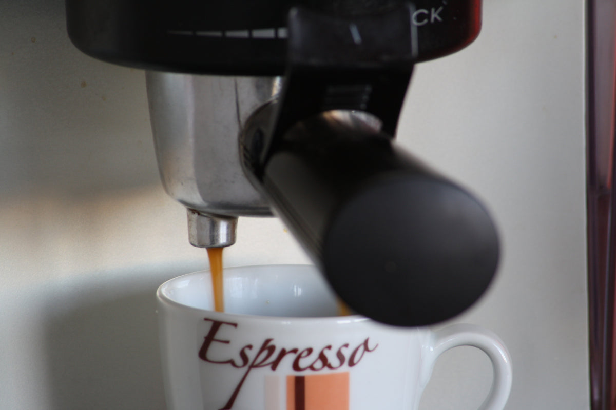 Extracción de espresso en una taza