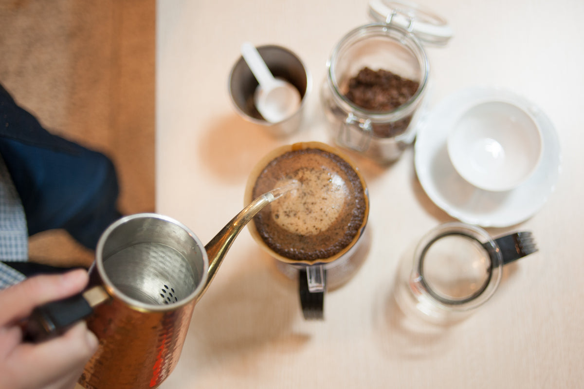 Preparación manual de café filtrado sobre una taza