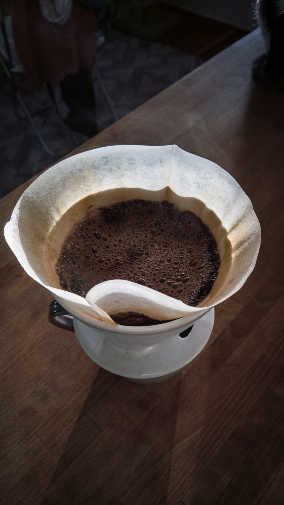 Café filtrado por goteo en un cono manual