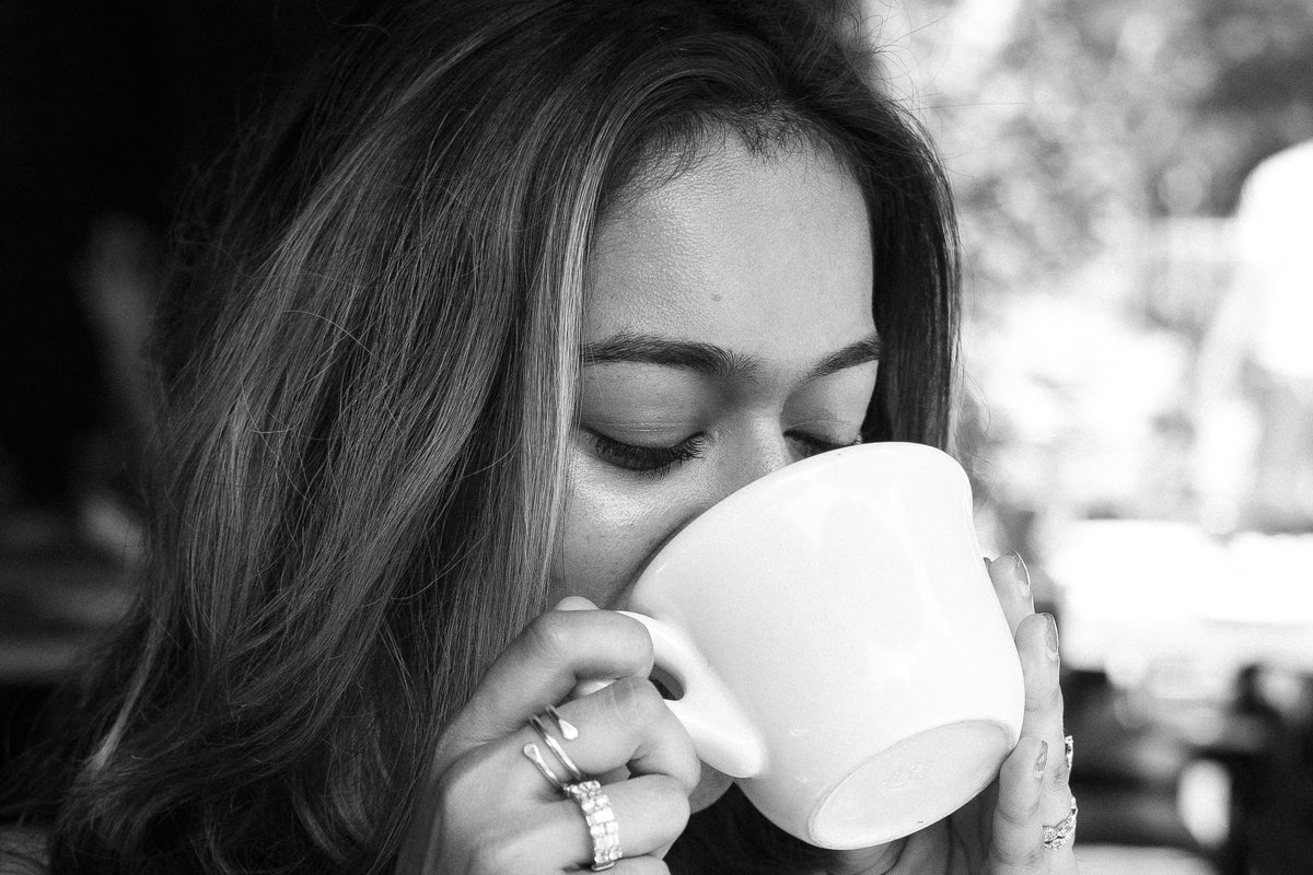 Mujer disfrutando una taza de café